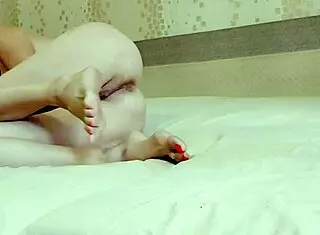 Morning Masturbation! Naked MILF Fists Her Huge Hairy Cunt!