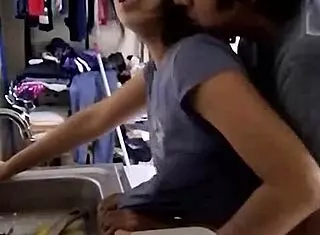  linda mexicana amateur lavando platos cogida por detrás