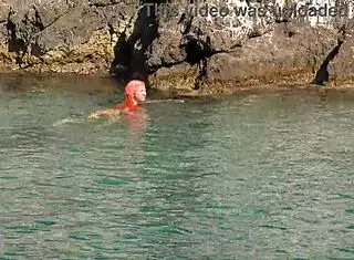 NAKED GIRL FLASHES SHAVED WET PUSSY BY BLUE WATER IN PUBLIC OUTDOOR EXHIBITION!