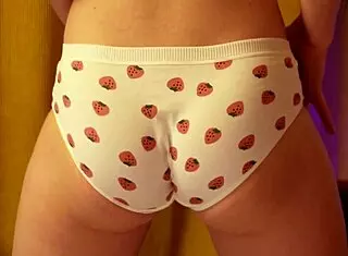 my round ass dances in strawberry panties