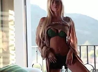 tasha reign spreads juicy big pussy lips posing dirty