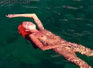 NAKED GIRL FLASHES SHAVED WET PUSSY BY BLUE WATER IN PUBLIC OUTDOOR EXHIBITION!