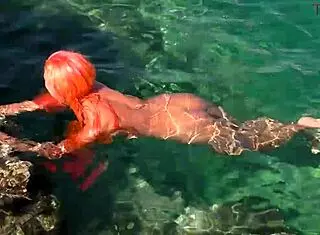 NAKED GIRL FLASHES SHAVED WET PUSSY BY BLUE WATER IN PUBLIC OUTDOOR EXHIBITION!