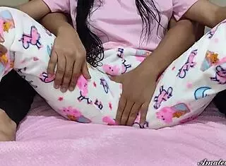 engaño a chica inocente en el salón para hacerle masajes rough en su huge ass