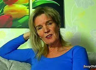 German granny fingers pussy hard in sexy lingerie 😩💦