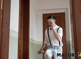 I couldn't resist seducing that hot mature Czech cougar in the waiting game