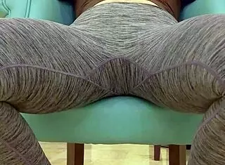 Teen babe shakes big ass for sugar daddy tease