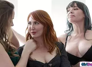 new milf neighbors welcomed me with wet lesbian licks 😘🔥