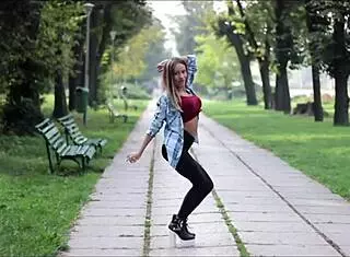 Sexy Webcam Girl Aarina Dances Street Tease Live