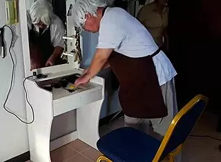 barber cam strips nude milf for kinky haircut reveal!