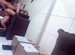 Minha cunhada puta me provocou na sala e fomos pro sexo quente ali mesmo