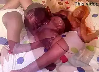 couple sneaks barefoot fuck with tattooed housewife next door