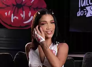 A novinha toys shaved pussy till you explode