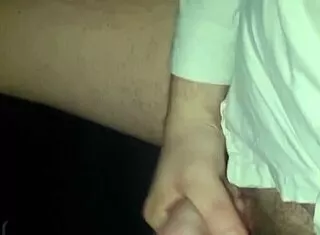 sborrata in pubblico sega in auto parcheggio cazzo duro schizzata