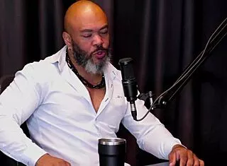 ruiva bruna ferrari shows cu after hubby pushes liberal big cock entry