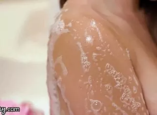 haley reed shares bubbly bath with stacked roommate for eco fun 🛁👭😘