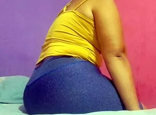 deliciosa morena de gran culo se masturba con vibrador hasta squirting orgasmo