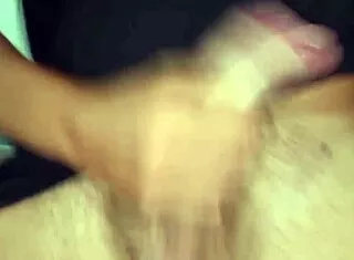 vuoi vedere il mio cazzo grosso sborrare mentre mi infilo il dito nel culo e gemo sporco