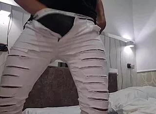 vuoi vedere il mio cazzo grosso sborrare mentre mi infilo il dito nel culo e gemo sporco