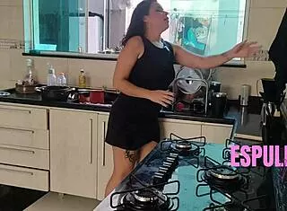 a esposa do amigo me faz punheta safada enquanto ele some!