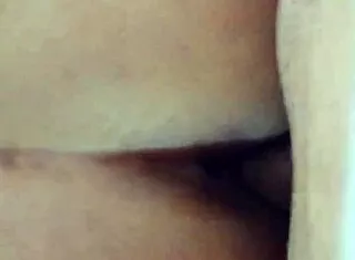 uhh rico ano y vagina de mi amiga peruana en el sofa... sexo casero tan caliente!