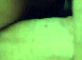 uhh rico ano y vagina de mi amiga peruana en el sofa... sexo casero tan caliente!