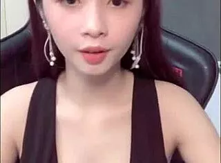 Bigo cam girl flaunts small tits and big ass in steamy Vietnamese show