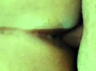 uhh rico ano y vagina de mi amiga peruana en el sofa... sexo casero tan caliente!