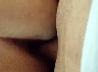 uhh rico ano y vagina de mi amiga peruana en el sofa... sexo casero tan caliente!