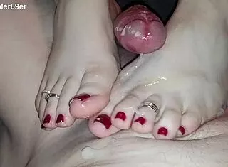 Italian milf wife oiled footjob monster cock cumshot homemade 😘👣
