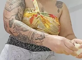 gosto de socar shorts na buceta pra deixar bem rachada molhada