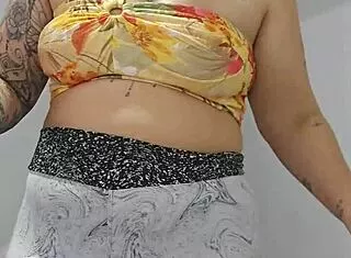 gosto de socar shorts na buceta pra deixar bem rachada molhada