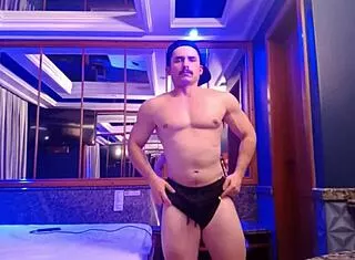 Aluna tesuda mama o personal no treino