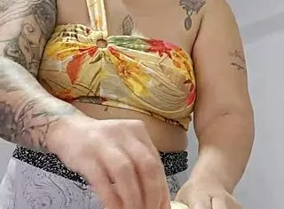 gosto de socar shorts na buceta pra deixar bem rachada molhada