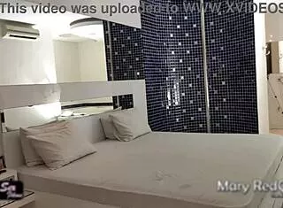 O boy da academia me seguiu cantou e fodeu minha buceta no banho