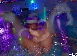Latina bubble butt tempts on chilly Christmas with deepthroat rides