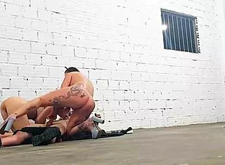 acabei fodendo duas gostosas na garagem da vizinha que delícia