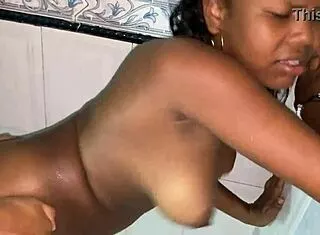 follo a mi madrastra calientita en la ducha mientras se moja toda