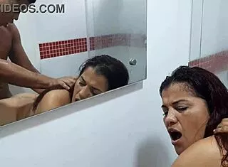 mi madrastra me pilla duchandome y acabamos follando duro 🚿🍆💦
