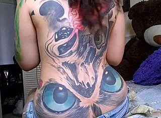 stepmommy's huge curly ass crack peeks out unnoticed while painting nails