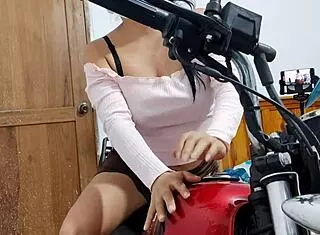 WOW! SEXY LATINA MILF UNdresses HUGE CURVY ASS IN LINGERIE FOR HOMEMADE FETISH!