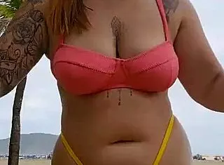 eu dando uma desculpa só pra mostrar meu bucetão na praia 😏🍑