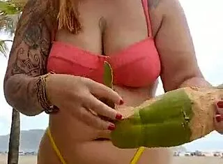eu dando uma desculpa só pra mostrar meu bucetão na praia 😏🍑