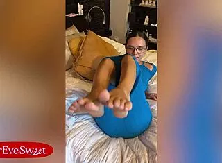 Eve Sweet plays wet pussy in glasses closeup