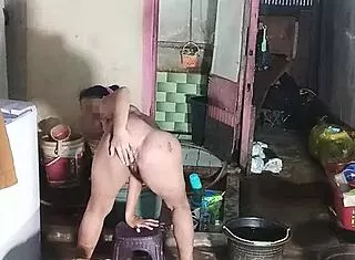 Indonesian Housewife Emak Emak Fingers Hairy Big Pussy While Washing