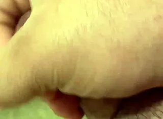 masturbating with a condom feels so good 😩💦 come watch me cum!