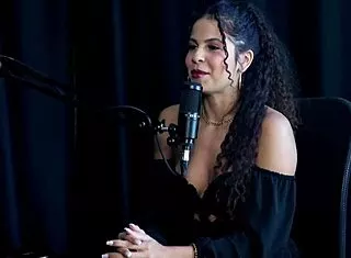 safada's sensual dance hides anal tease on trail