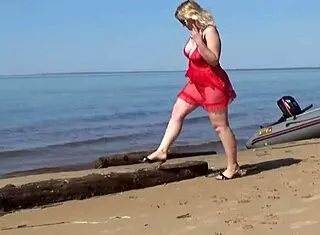 milf's juicy ass tempts on beach solo tease