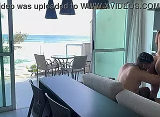 cheguei da praia cheia de tesao e gozei no pau