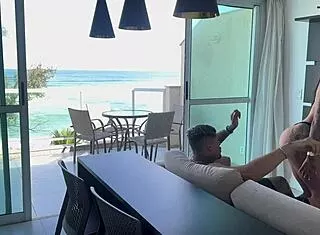 cheguei da praia cheia de tesao e gozei no pau